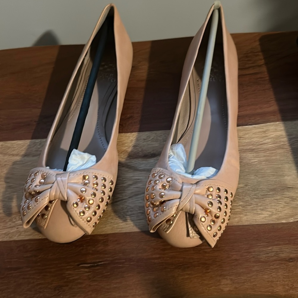 Brand new never worn Vince Camuto flats